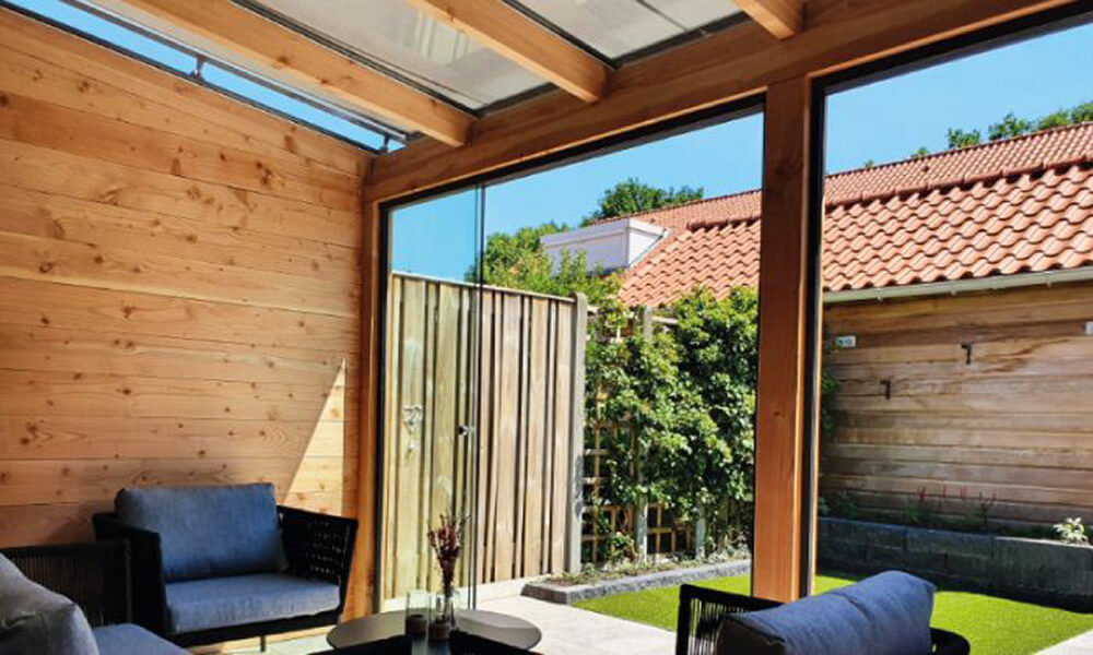 Houten veranda's met schuin dak In 't Hout Sierconstructies