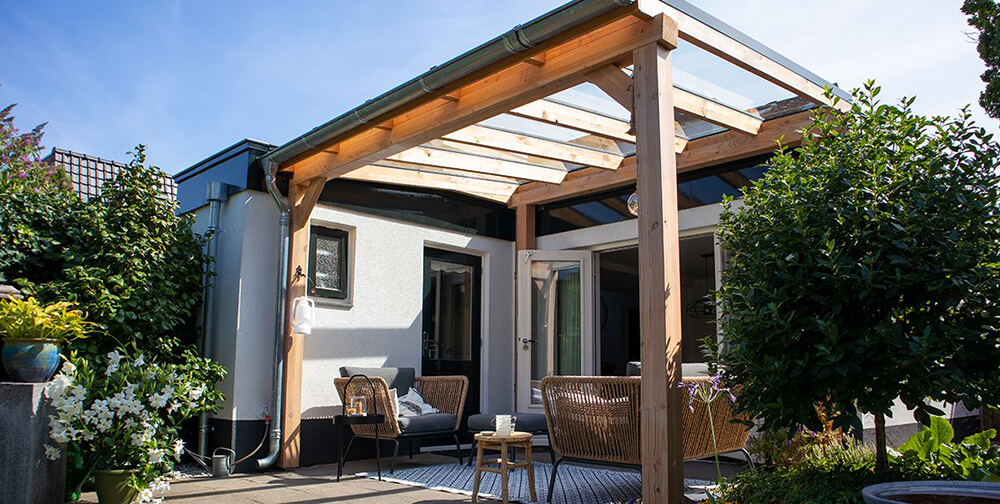 Houten veranda's met schuin dak In 't Hout Sierconstructies