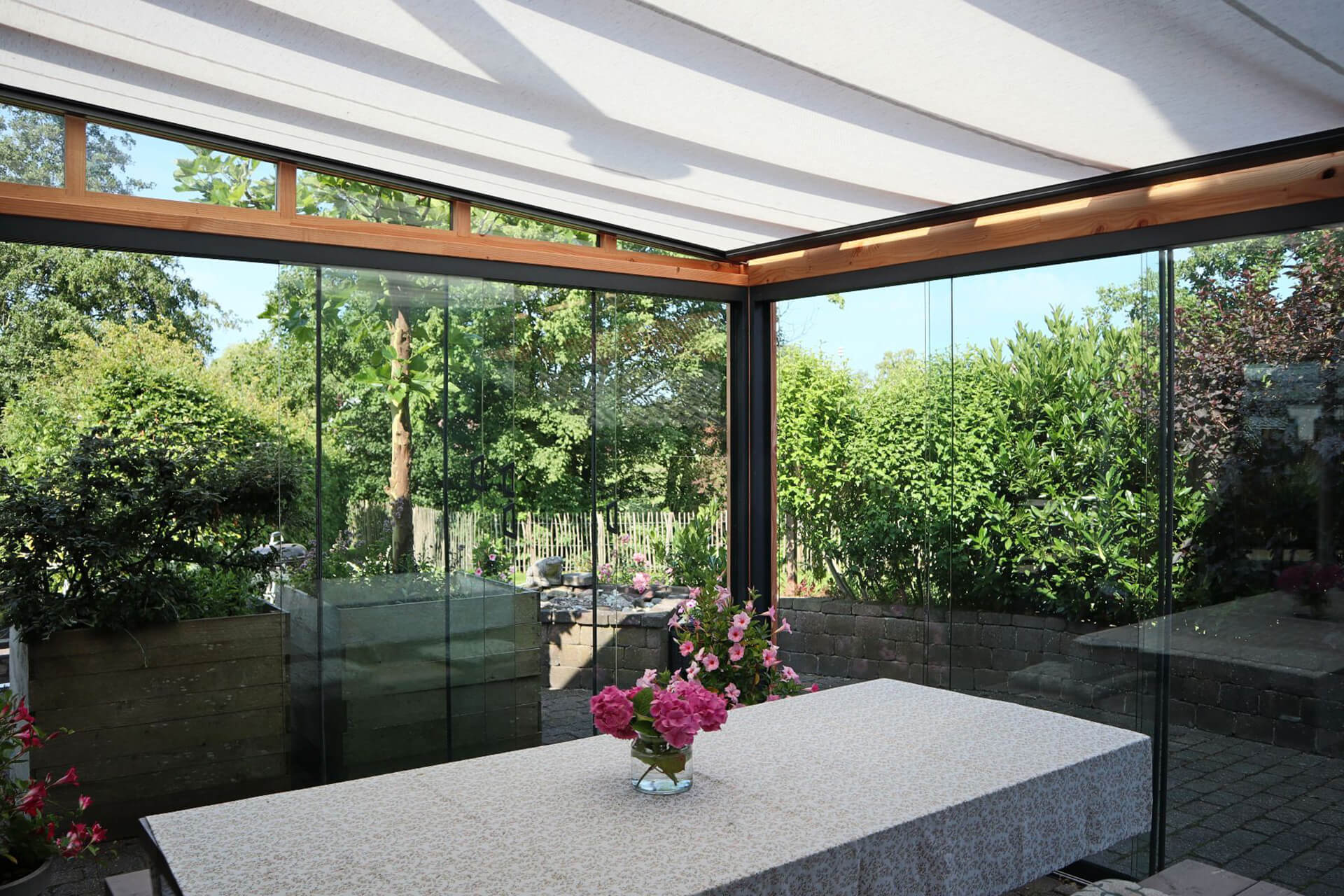 Houten veranda's met schuin dak In 't Hout Sierconstructies